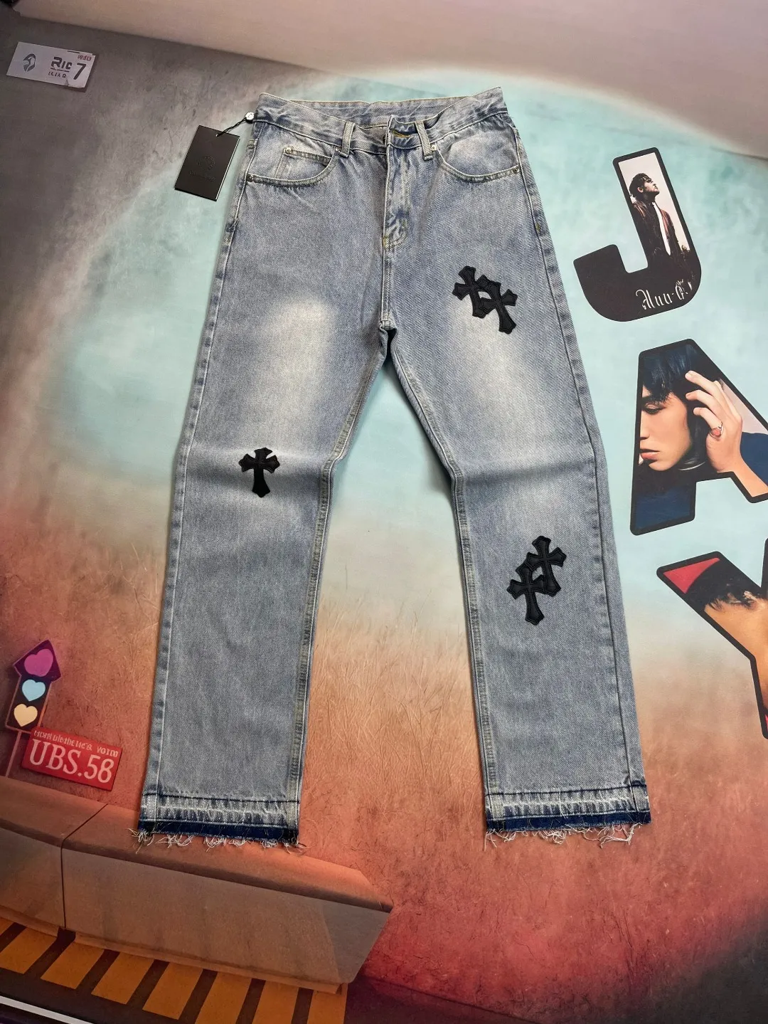 🅿️236 🔘Style No.-KL153 🔘Cro Heart𝐂𝐡𝐫𝐨𝐦𝐞 𝐇𝐞𝐚𝐫𝐭 Classic CH Light Blue Cross Patch Leather Jeans* These Croix Heart Jeans are unique. High-quality denim fabrics are carefully selected and subjected to a special washing process to present retro color and texture, giving it a full texture. The iconic blue cross patch is made of fine cutting technology and carefully sewn on the trousers, making it strong and beautiful. The raw edges of the trousers are carefully distressed by hand, giving them a casual and uninhibited style. When paired with it, it can be paired with a simple solid-color sweatshirt and sneakers to create a casual street style; paired with a black motorcycle jacket and Martin boots to show a cool and punk style; combined with a slim shirt and leather shoes, it can create a yuppie gentleman look and can be easily adapted to various occasions.  Size: S M L XL (28.30.32.34) Color: Light Blue